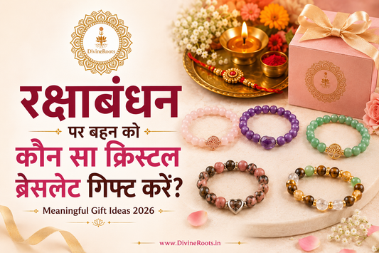 रक्षाबंधन पर बहन के लिए DivineRoots crystal bracelet gift guide की hero image, जिसमें Rose Quartz, Amethyst, Green Aventurine, Rhodonite और multi-crystal bracelet के साथ Rakhi puja thali और gift box दिखाए गए हैं।